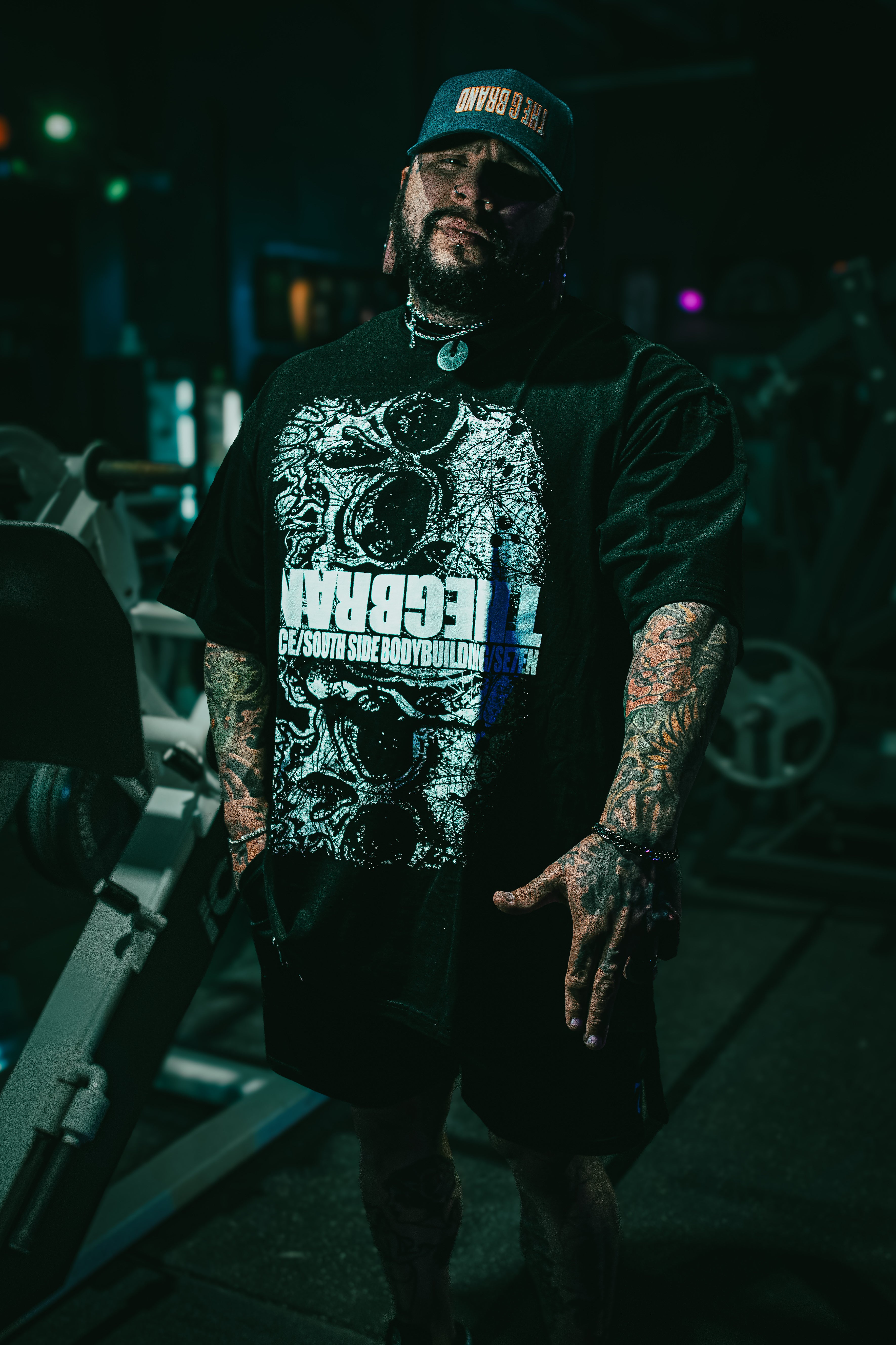 VIOLENCE IS THE ANSWER X SOUTH SIDE BODYBUILDING (BLACK EYEBALL)
